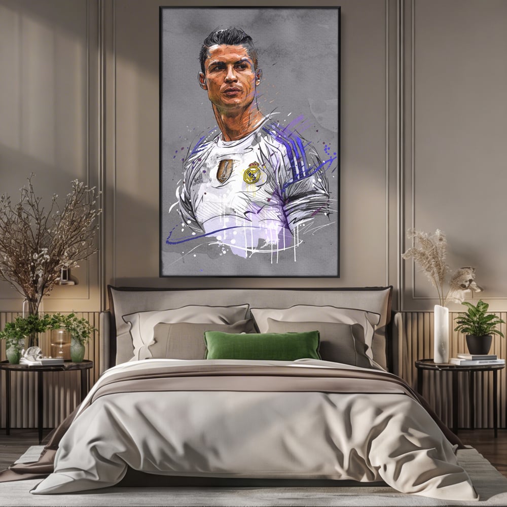 Tablou canvas cu tablou canvas cu cristiano ronaldo in tricoul real madrid, in rama de aluminiu negru, pe perete intr-un dormitor